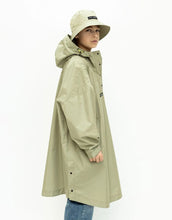 Laden Sie das Bild in den Galerie-Viewer, Raincoat Kids I Solid Pale Olive