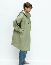 Laden Sie das Bild in den Galerie-Viewer, Raincoat Kids I Solid Pale Olive