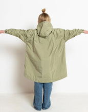 Laden Sie das Bild in den Galerie-Viewer, Raincoat Kids I Solid Pale Olive