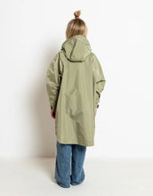 Laden Sie das Bild in den Galerie-Viewer, Raincoat Kids I Solid Pale Olive