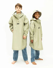 Laden Sie das Bild in den Galerie-Viewer, Raincoat Kids I Solid Pale Olive