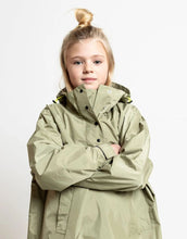 Laden Sie das Bild in den Galerie-Viewer, Raincoat Kids I Solid Pale Olive