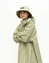 Laden Sie das Bild in den Galerie-Viewer, Raincoat Kids I Solid Pale Olive