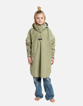 Laden Sie das Bild in den Galerie-Viewer, Raincoat Kids I Solid Pale Olive
