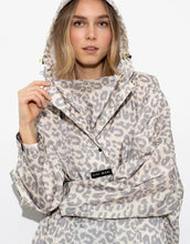 Laden Sie das Bild in den Galerie-Viewer, Raincoat I Leo Splashes Grey/Sand