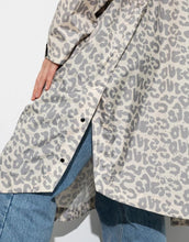 Laden Sie das Bild in den Galerie-Viewer, Raincoat I Leo Splashes Grey/Sand
