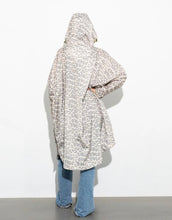 Laden Sie das Bild in den Galerie-Viewer, Raincoat I Leo Splashes Grey/Sand
