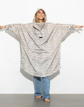 Laden Sie das Bild in den Galerie-Viewer, Raincoat I Leo Splashes Grey/Sand