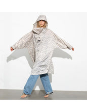 Laden Sie das Bild in den Galerie-Viewer, Raincoat I Leo Splashes Grey/Sand