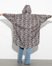 Laden Sie das Bild in den Galerie-Viewer, Raincoat I Leo Splashes Black/Sand