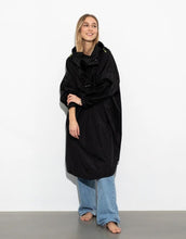 Laden Sie das Bild in den Galerie-Viewer, Raincoat I Solid Black