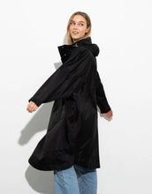 Laden Sie das Bild in den Galerie-Viewer, Raincoat I Solid Black
