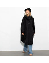 Laden Sie das Bild in den Galerie-Viewer, Raincoat I Solid Black