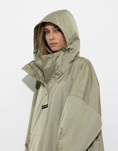 Laden Sie das Bild in den Galerie-Viewer, Raincoat I Solid Pale Olive
