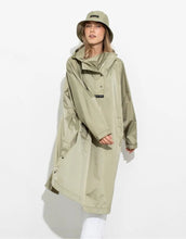 Laden Sie das Bild in den Galerie-Viewer, Raincoat I Solid Pale Olive