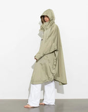 Laden Sie das Bild in den Galerie-Viewer, Raincoat I Solid Pale Olive