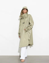 Laden Sie das Bild in den Galerie-Viewer, Raincoat I Solid Pale Olive