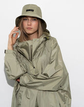 Laden Sie das Bild in den Galerie-Viewer, Raincoat I Solid Pale Olive