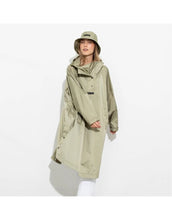 Laden Sie das Bild in den Galerie-Viewer, Raincoat I Solid Pale Olive