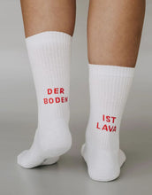 Laden Sie das Bild in den Galerie-Viewer, Socken I Der Boden ist Lava