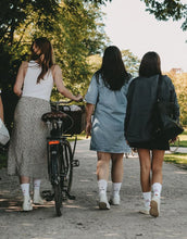 Laden Sie das Bild in den Galerie-Viewer, Socken I Der Boden ist Lava