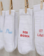 Laden Sie das Bild in den Galerie-Viewer, Socken I Der Boden ist Lava
