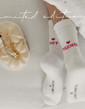 Laden Sie das Bild in den Galerie-Viewer, Socken Limited Edition I Not Married