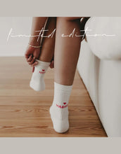 Laden Sie das Bild in den Galerie-Viewer, Socken Limited Edition I Not Married