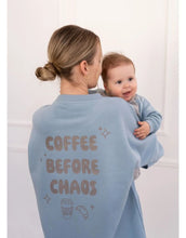 Laden Sie das Bild in den Galerie-Viewer, Fliederfarbenes Oversized Sweatshirt von Liliput mit „6am“-Print auf der Brust und großem Rückenschriftzug „Coffee before the Chaos evolves“ – gemütlich und stylisch für den Eltern-Alltag.