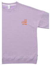 Laden Sie das Bild in den Galerie-Viewer, Fliederfarbenes Oversized Sweatshirt von Liliput mit „6am“-Print auf der Brust und großem Rückenschriftzug „Coffee before the Chaos evolves“ – gemütlich und stylisch für den Eltern-Alltag.