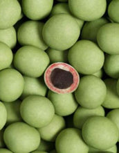 Laden Sie das Bild in den Galerie-Viewer, Lakritzpralinen C Sour Strawberry von Lakrids by Bülow – süß-saure Lakritz-Kugeln mit Erdbeergeschmack, umhüllt von Schokolade