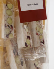 Laden Sie das Bild in den Galerie-Viewer, Soft Nougat I Cranberries