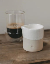 Laden Sie das Bild in den Galerie-Viewer, Kännchen I Herz