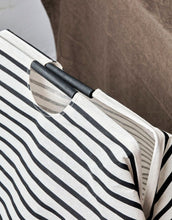 Laden Sie das Bild in den Galerie-Viewer, Wäschesack Stripes I Schwarz/Weiß