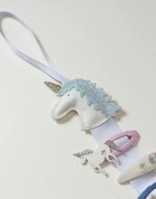 Laden Sie das Bild in den Galerie-Viewer, Haarspangen Aufhänger I Unicorn