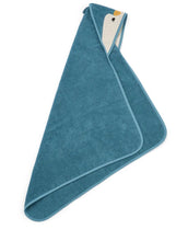 Laden Sie das Bild in den Galerie-Viewer, Baby Kapuzenhandtuch Albert Penguin von Liewood aus grauer Bio-Baumwolle mit Pinguin-Kapuze und angenähten Ohren, 70 × 70 cm – weich, saugfähig und nachhaltig.