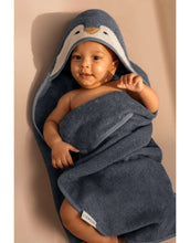 Laden Sie das Bild in den Galerie-Viewer, Baby Kapuzenhandtuch Albert Penguin von Liewood aus grauer Bio-Baumwolle mit Pinguin-Kapuze und angenähten Ohren, 70 × 70 cm – weich, saugfähig und nachhaltig.