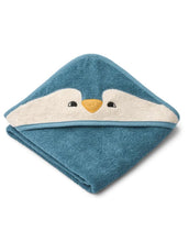 Laden Sie das Bild in den Galerie-Viewer, Baby Kapuzenhandtuch Albert Penguin von Liewood aus grauer Bio-Baumwolle mit Pinguin-Kapuze und angenähten Ohren, 70 × 70 cm – weich, saugfähig und nachhaltig.