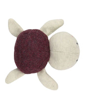 Laden Sie das Bild in den Galerie-Viewer, Rassel Schildkröte I Aubergine