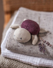 Laden Sie das Bild in den Galerie-Viewer, Rassel Schildkröte I Aubergine