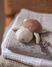 Laden Sie das Bild in den Galerie-Viewer, Rassel Schildkröte I Braun