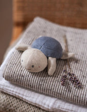 Laden Sie das Bild in den Galerie-Viewer, Rassel Schildkröte I Jeansblau