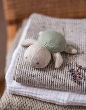 Laden Sie das Bild in den Galerie-Viewer, Rassel Schildkröte I Mint