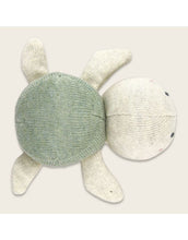 Laden Sie das Bild in den Galerie-Viewer, Rassel Schildkröte I Mint