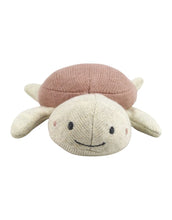 Laden Sie das Bild in den Galerie-Viewer, Rassel Schildkröte I Rose