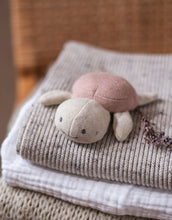 Laden Sie das Bild in den Galerie-Viewer, Rassel Schildkröte I Rose