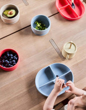 Laden Sie das Bild in den Galerie-Viewer, Teller mit Saugnapf Enkei I Dusty Blue