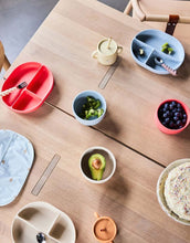 Laden Sie das Bild in den Galerie-Viewer, Teller mit Saugnapf Enkei I Dusty Blue