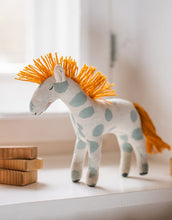 Laden Sie das Bild in den Galerie-Viewer, Kuscheltier Pferd I Klein mit Punkten