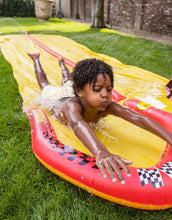 Laden Sie das Bild in den Galerie-Viewer, Aufblasbare Wasserrutsche Racing von Swim Essentials mit 5,5 m Länge und Wassersprinklern – Gartenspielzeug für Kinder ab 3 Jahren.